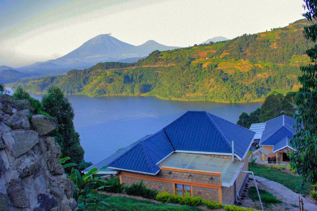 Lake Mulehe Gorilla lodge